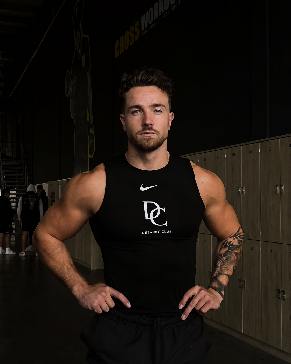 Luca Debarry im Gym mit Debarry Club Shirt